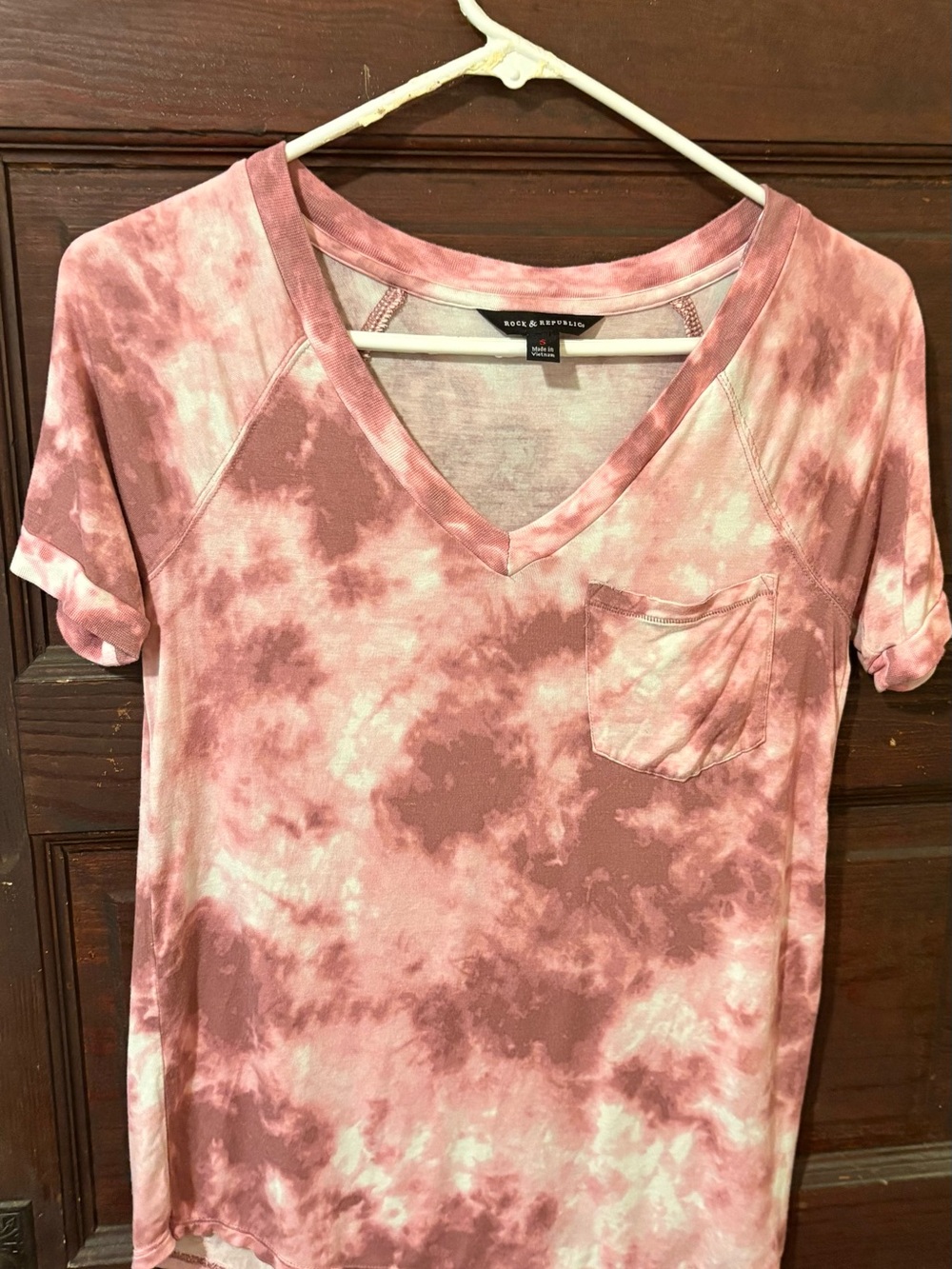 Rock & Republic Maroon Tie-Dye V-Neck Pocket Tee Size: Small
